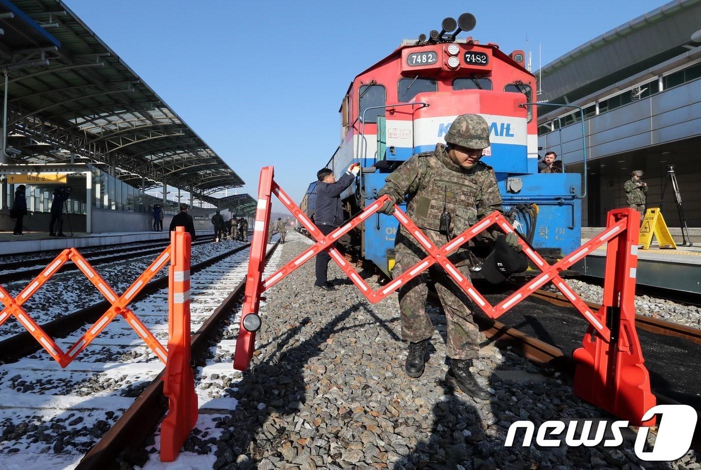 본문 이미지 - 지난 2018년 12월18일 경기도 파주시 도라산역에서 육군 제1사단 장병들이 남북한 철도 공동조사에 나섰던 열차의 안전점검을 하고 있다. 2018.12.18/뉴스1 ⓒ News1 사진공동취재단