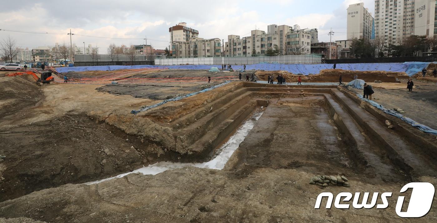본문 이미지 - 17일 서울 풍납동 토성(사적 제11호) 서성벽에서 '성 외벽'이 언론에 공개되고 있다. 2018.12.18/뉴스1 ⓒ News1 허경 기자