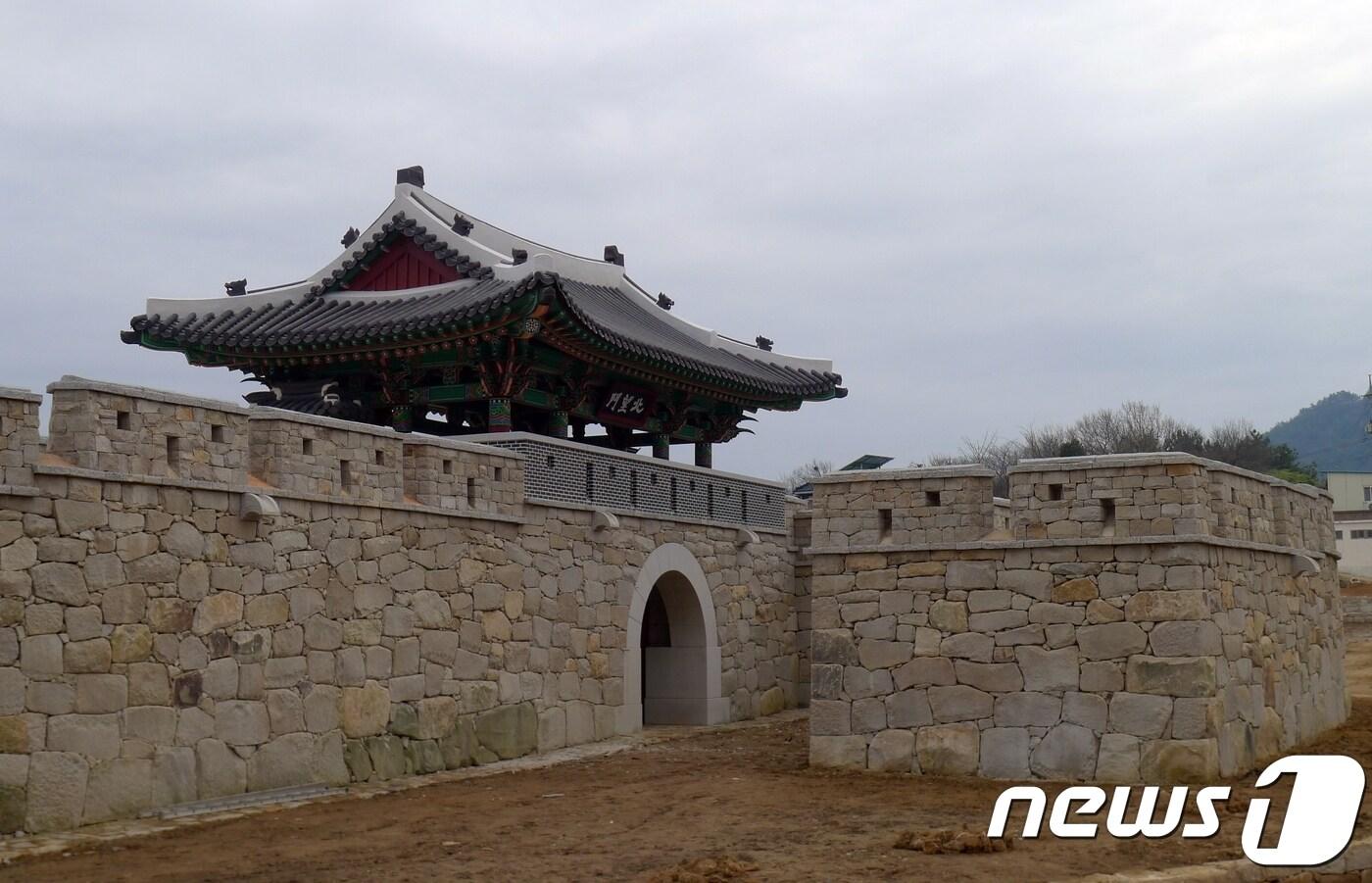 본문 이미지 - 지난 1993년 남고문을 시작으로, 25년 간 진행돼온 나주읍성 4대문 복원사업이 북망문 복원공사를 끝으로 마무리된다. 사진은 24일 낙성식이 열릴 예정인 북망문 전경.(나주시 제공)2018.12.18/뉴스1 ⓒ News1