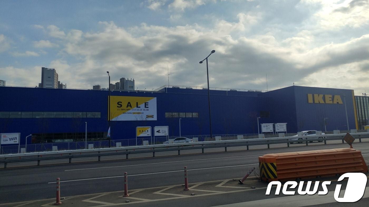 이재준 고양시장이 LH가 원흥지구의 도시지원시설을 유통판매시설로 용도를 추가 허용해 매각했다고 비난했다. LH가 매각한 해당 부지에 들어선 이케아 코리아. /사진제공=고양시청 ⓒ News1