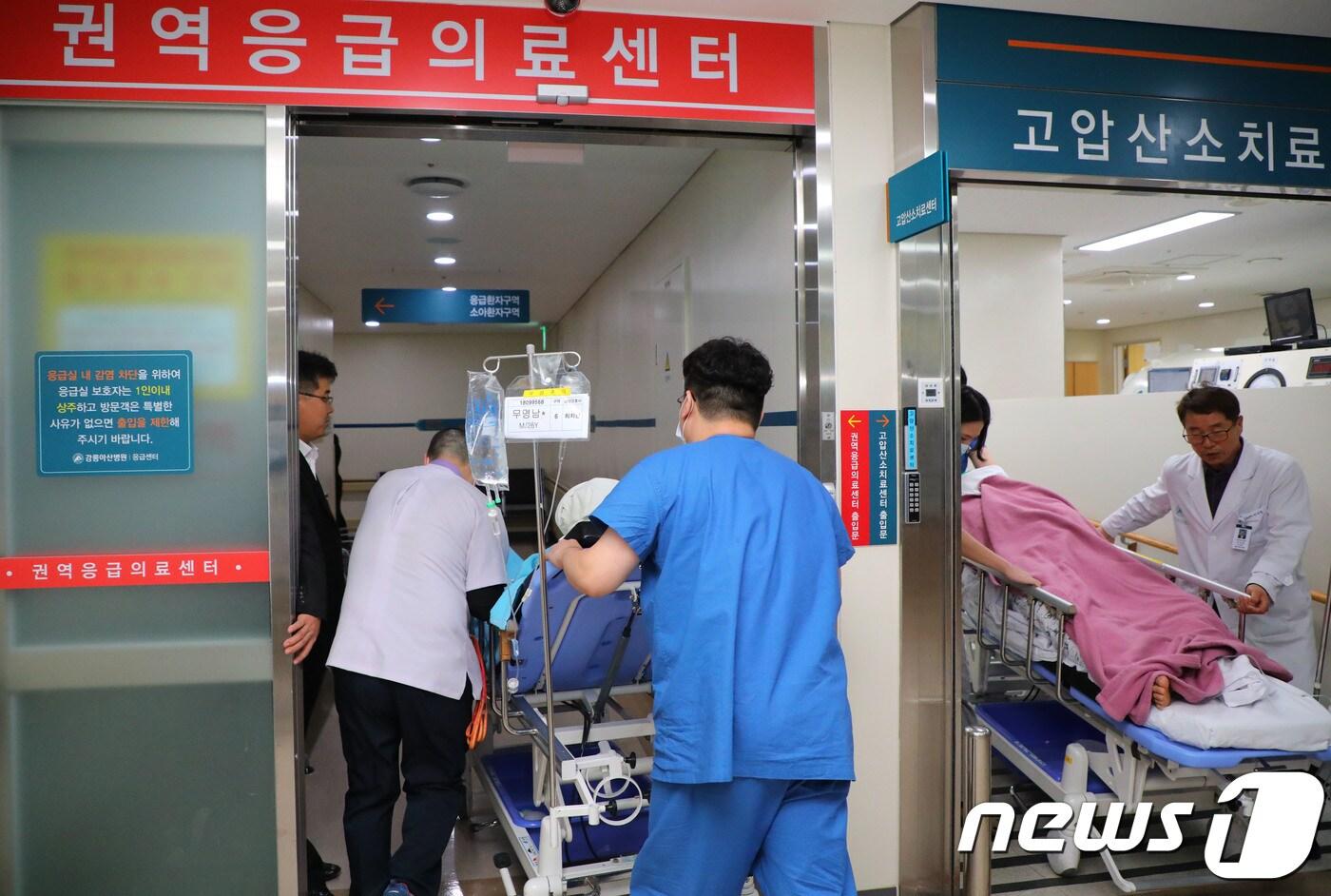 본문 이미지 - 한 대형병원에 응급 환자가 이송되고 있는 모습. (사진은 기사 내용과 관련이 없습니다.) ⓒ News1 