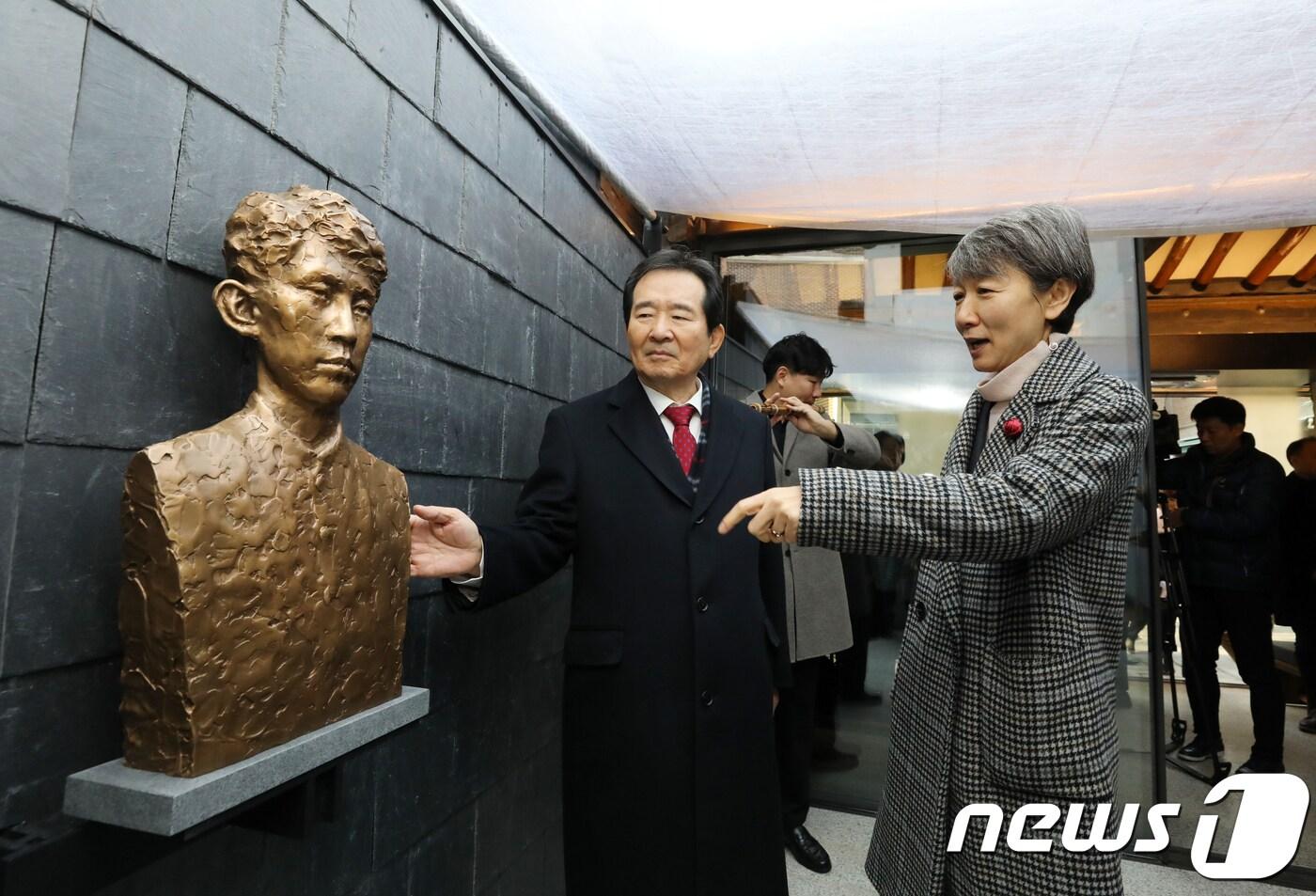 정세균 전 국회의장과 정재숙 문화재청장이 19일 오전 서울 종로구 이상의 집에서 열린 '이상의 집 재개관 행사'에 참석해 이상 흉상을 살펴보고 있다. 이상의집’은 1911년부터 1934년까지 약 20여 년 동안 이상이 살았던 곳이며 재개관을 하며 새로 제작한 이상 흉상이 공개됐다. 2018.12.19/뉴스1 ⓒ News1 이승배 기자
