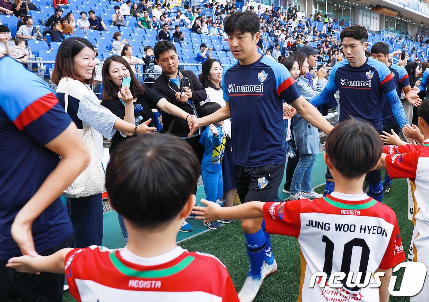 팬과 하이파이브 하는 박주호. 울산현대 제공.ⓒ News1