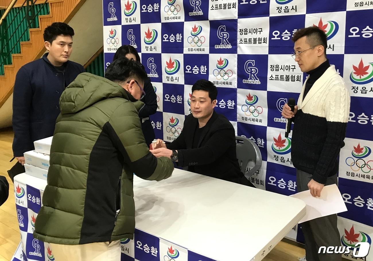 본문 이미지 - 미국 메이저리그 콜로라도 로키스에서 투수로 활약 중인 '끝판대왕' 오승환(36) 선수가 19일 고향 전북 정읍을 방문하고 팬 사인회와 함께 지역 후배들을 위해 재능기부 행사를 가졌다. ⓒ News1