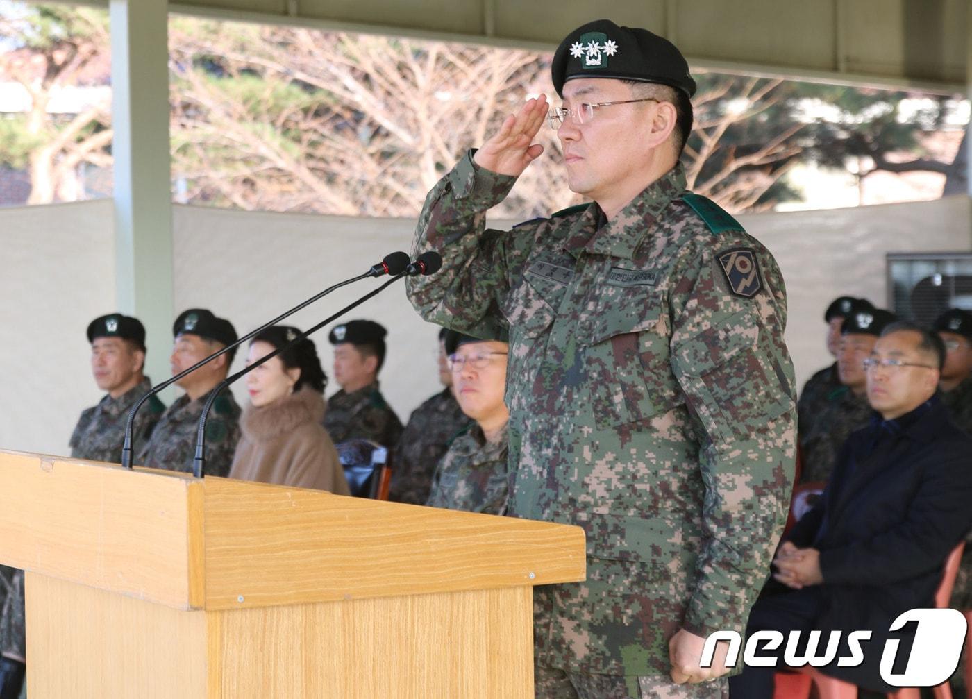 본문 이미지 - 이진우 신임 육군 제102기갑여단장이 19일 여단사령부 연병장에서 열린 제19·20대 여단장 이·취임식에서 경례하고 있다. (102기갑여단 제공)2018.12.19/뉴스1 ⓒ News1
