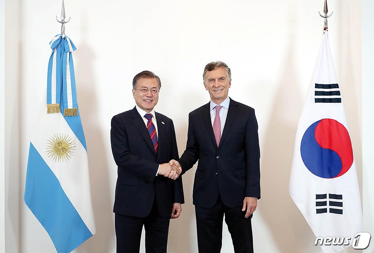 본문 이미지 - 문재인 대통령과 마우리시오 마크리 아르헨티나 대통령이 지난 1일 오전(현지시간) 아르헨티나 부에노스 아이레스 대통령관저에서 정상회담을 시작하기 앞서 기념촬영을 하고 있다.(청와대 제공) /뉴스1