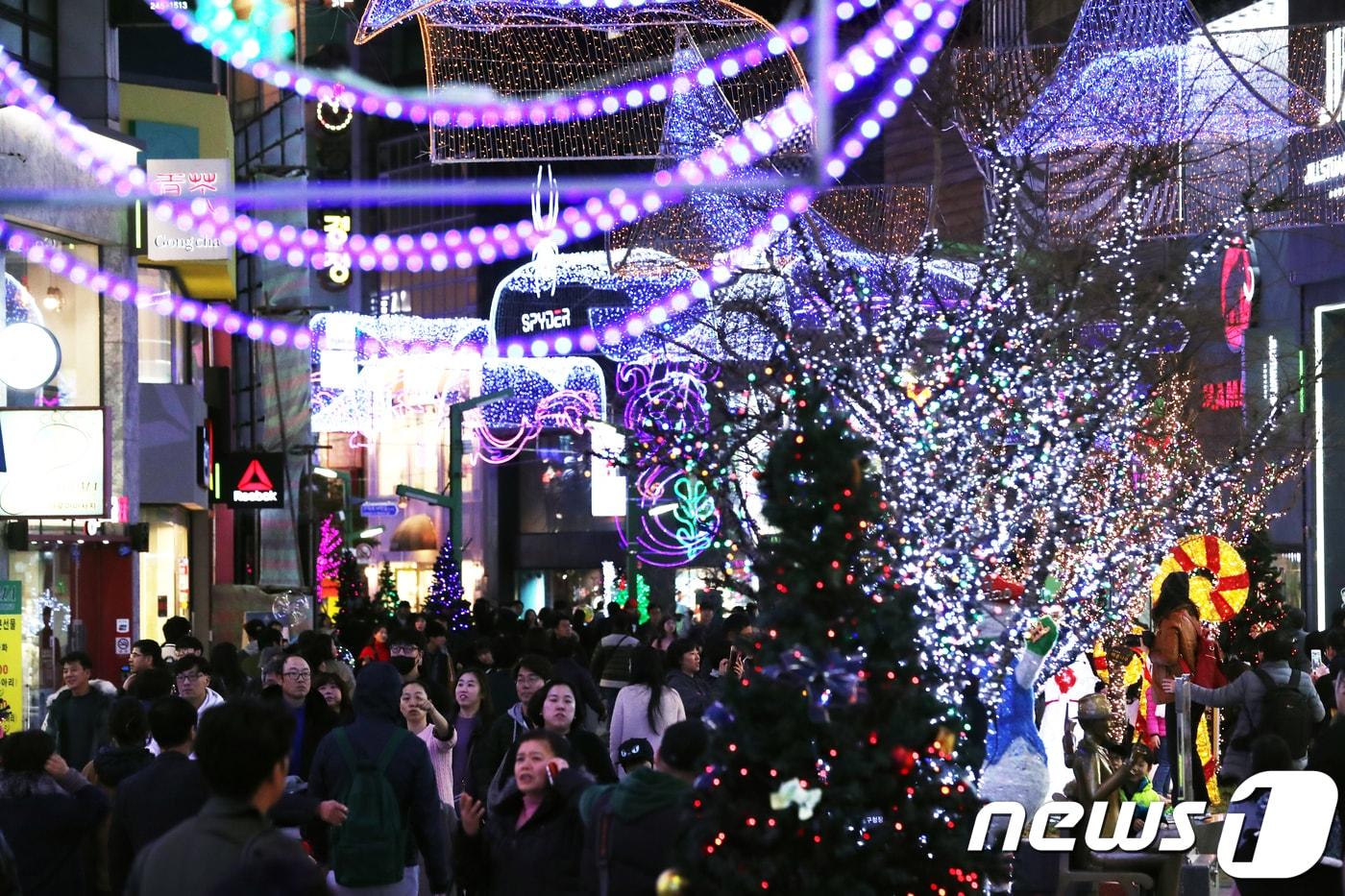 본문 이미지 - 지난 2018년 12월 2일 오후 부산 남포동 광복로 일대에서 열린 '부산 크리스마스 트리 문화 축제'를 찾은 시민들이 트리를 보며 축제를 즐기고 있다. 2018.12.2/뉴스1 ⓒ News1 여주연 기자