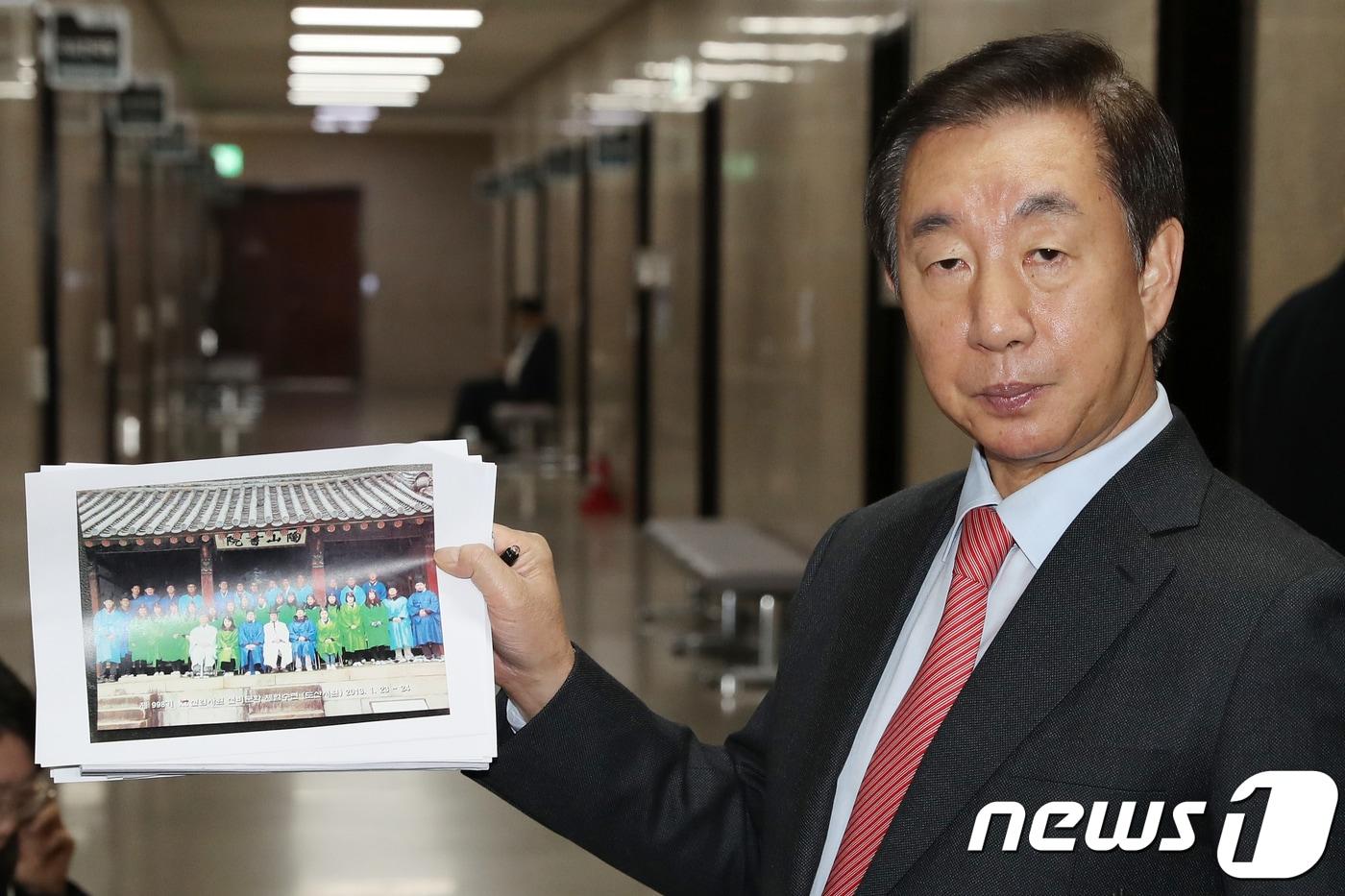 본문 이미지 - 김성태 자유한국당 전 원내대표가 20일 서울 여의도 국회에서 국내 한 매체를 통해 자신의 딸 kt채용 비리 의혹이 불거진 것에 대해 kt 신입사원 기념사진 속 딸의 모습을 제시하며 명백한 허위사실이라 주장하고 있다. 2018.12.20/뉴스1 ⓒ News1 민경석 기자