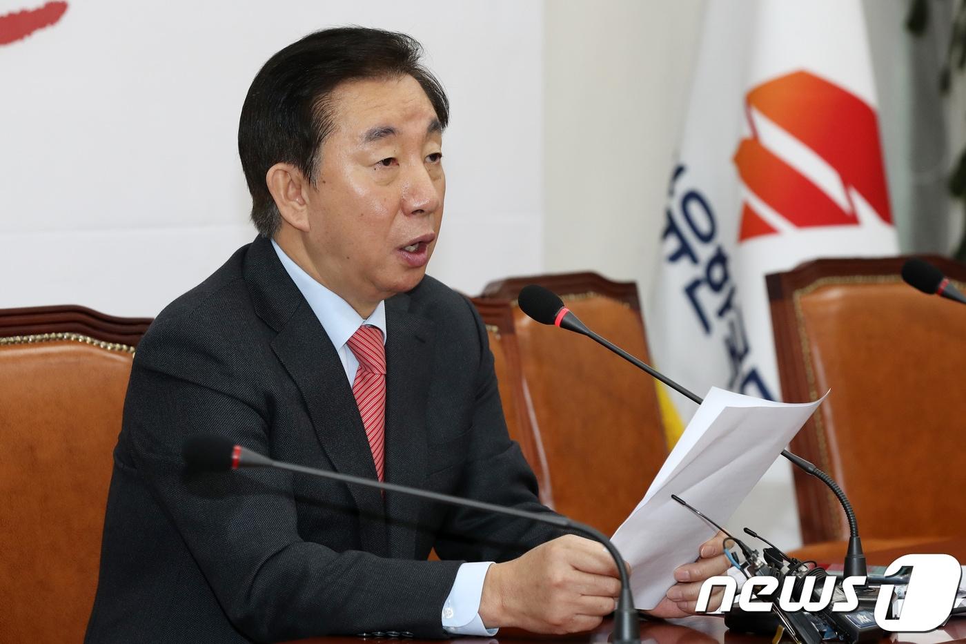 본문 이미지 - 김성태 자유한국당 전 원내대표가 20일 서울 여의도 국회에서 국내 한 매체를 통해 자신의 딸 kt채용 비리 의혹이 불거진 것에 대해 반박 기자회견을 하고 있다. 2018.12.20/뉴스1 ⓒ News1 민경석 기자