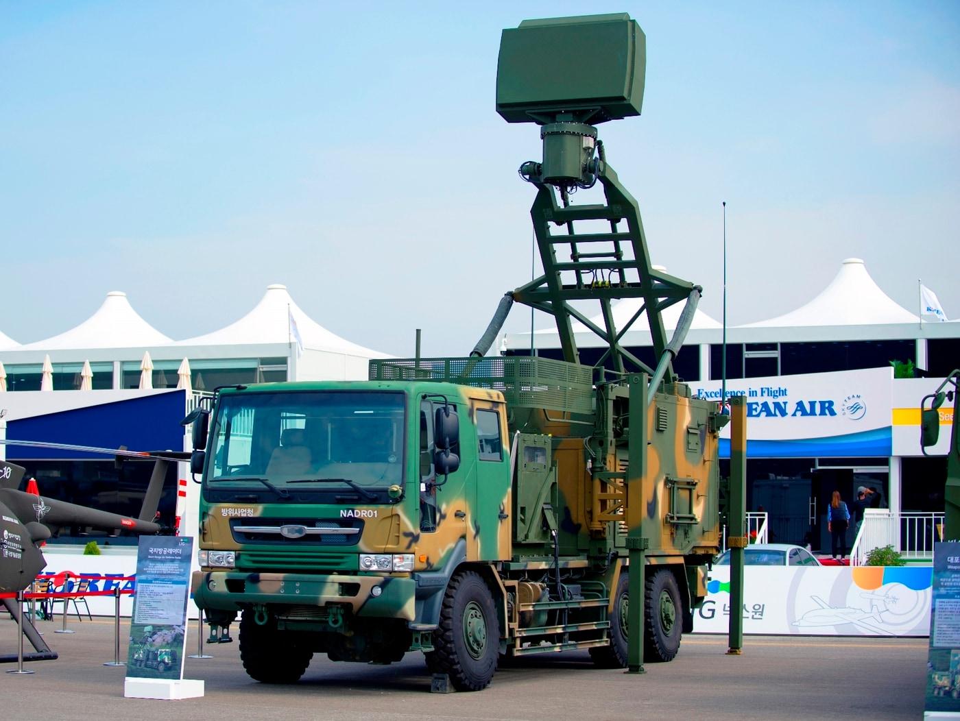 본문 이미지 - 591억 규모의 초도 양산계약이 체결된 국지방공레이더는 3차원 능동위상배열 레이더로 작전지속 능력이 획기적으로 향상되었으며 현재 운용중인 저고도탐지레이더보다 탐지거리가 더 길고 방위·거리·고도까지 탐지할 수 있다. (LIG넥스원 제공)ⓒ News1