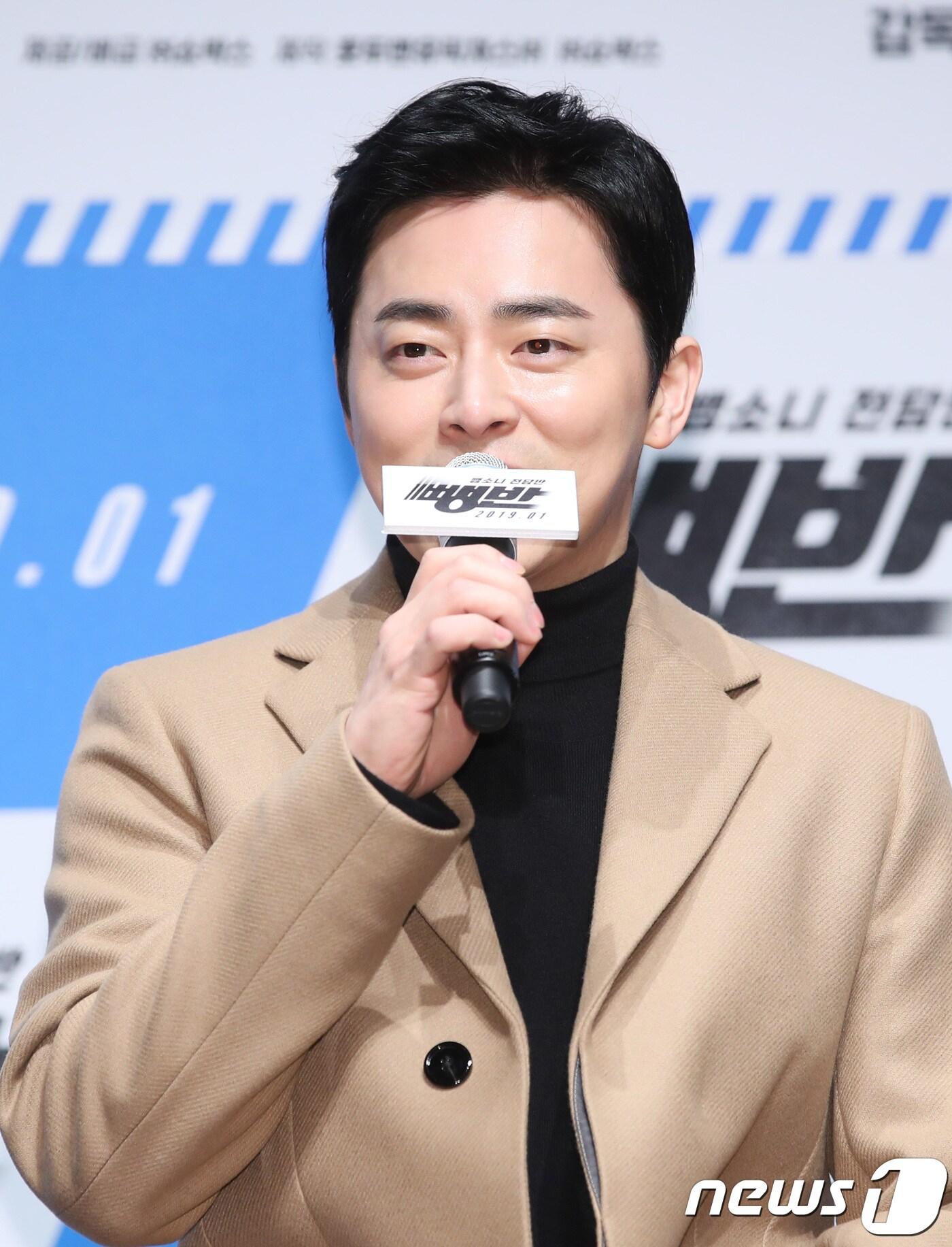 본문 이미지 - 배우 조정석이 20일 오전 서울 압구정CGV에서 열린 영화 ‘뺑반’ 제작보고회(감독 한준희)에 참석해 인사말을 하고 있다. ‘뺑반’은 통제불능 스피드광 사업가를 쫓는 뺑소니 전담반 ‘뺑반’의 고군분투 활약을 그린 범죄오락액션 영화이다. 2018.12.20/뉴스1 ⓒ News1 권현진 기자