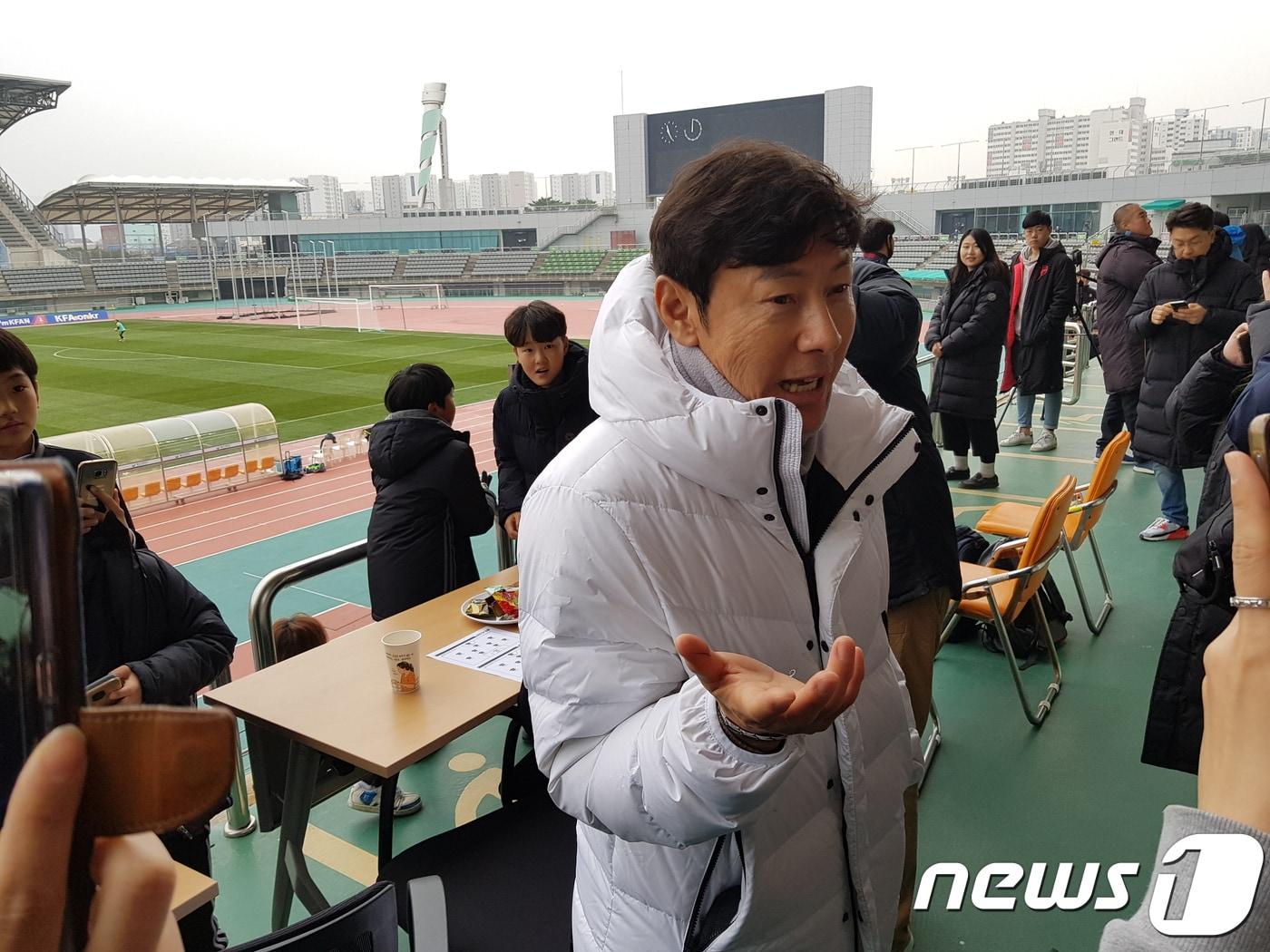 본문 이미지 - 해설위원으로 현장에 돌아온 신태용 감독. ⓒ News1