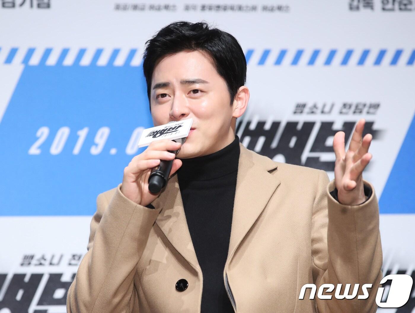 본문 이미지 - 배우 조정석이 20일 오전 서울 압구정CGV에서 열린 영화 ‘뺑반’ 제작보고회(감독 한준희)에 참석해 취재진 질문에 답하고 있다. ‘뺑반’은 통제불능 스피드광 사업가를 쫓는 뺑소니 전담반 ‘뺑반’의 고군분투 활약을 그린 범죄오락액션 영화이다. 2018.12.20/뉴스1 ⓒ News1 권현진 기자