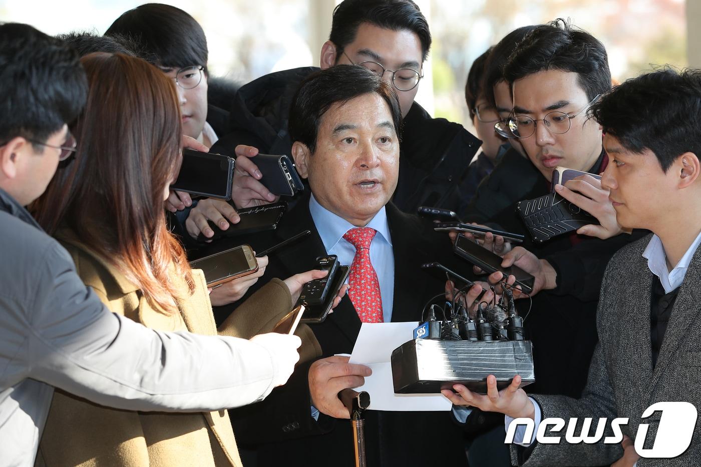 본문 이미지 - 정부의 미공개·미인가 예산자료를 무단으로 열람하고 유출한 혐의를 받고 있는 심재철 자유한국당 의원이 20일 오후 서울 서초구 서울중앙지검에 피의자 신분으로 출석하고 있다. 2018.12.20/뉴스1 ⓒ News1 구윤성 기자