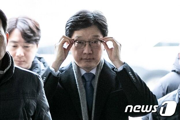 본문 이미지 - 김경수 경남지사가 21일 오전 서울 서초구 서울중앙지방법원에서 열린 ‘드루킹 특검’ 관련 컴퓨터등장애업무방해 등 공판에 출석하고 있다. 2018.12.21/뉴스1 ⓒ News1 이승배 기자
