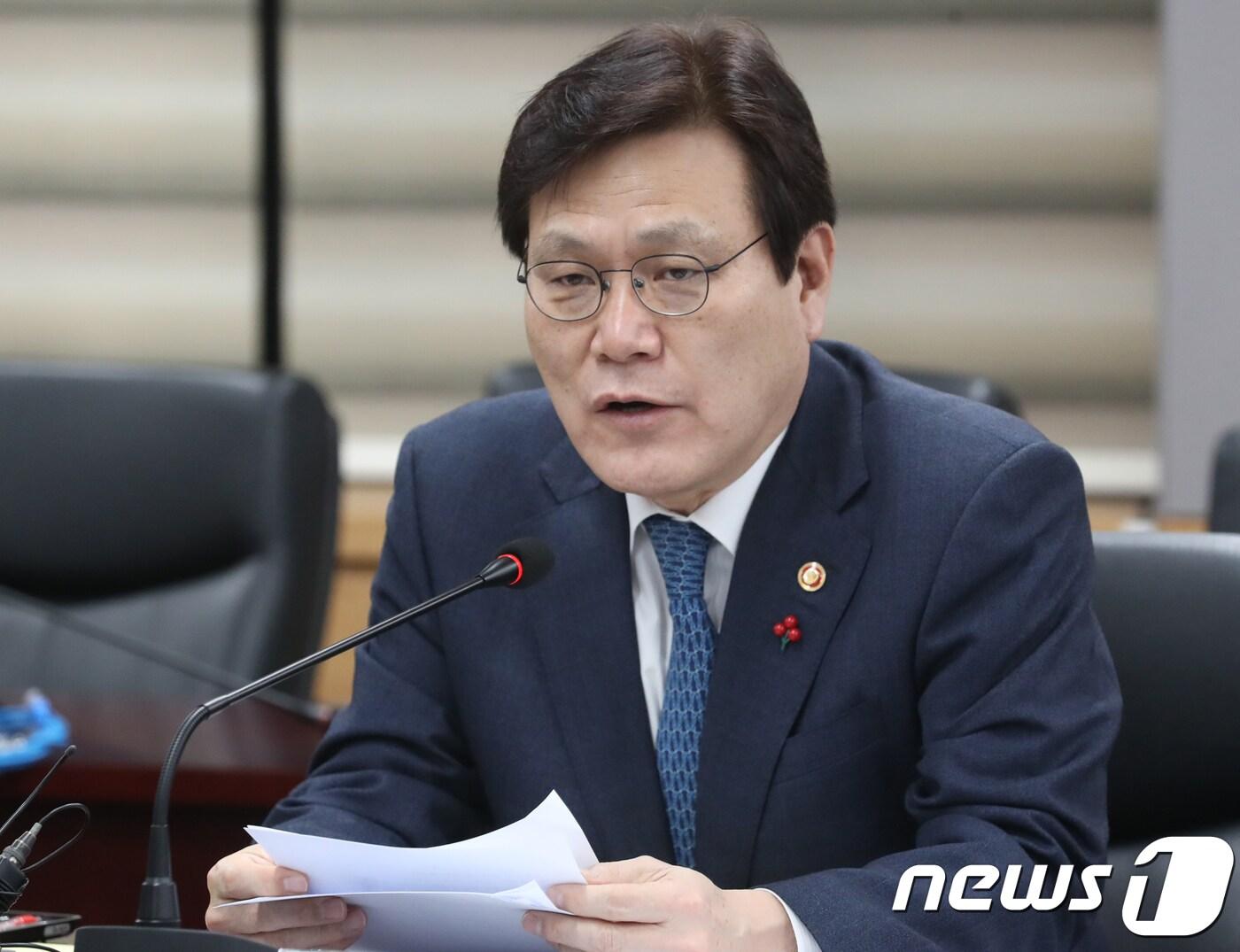 본문 이미지 - 최종구 금융위원장이 지난해 12월21일 서울 종로구 정부서울청사에서 열린 서민금융지원체계 개편 TF 최종 회의에서 모두 발언을 하고 있다. 2018.12.21/뉴스1 ⓒ News1 송원영 기자