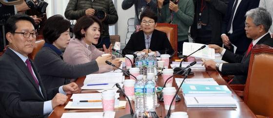 본문 이미지 - 한정애 더불어민주당 의원이 21일 서울 여의도 국회에서 열린 환경노동위원회 고용노동소위원회 산업안전보건법 개정안 관련 공청회에서 발언을 하고 있다. 2018.12.21/뉴스1 ⓒ News1 김명섭 기자