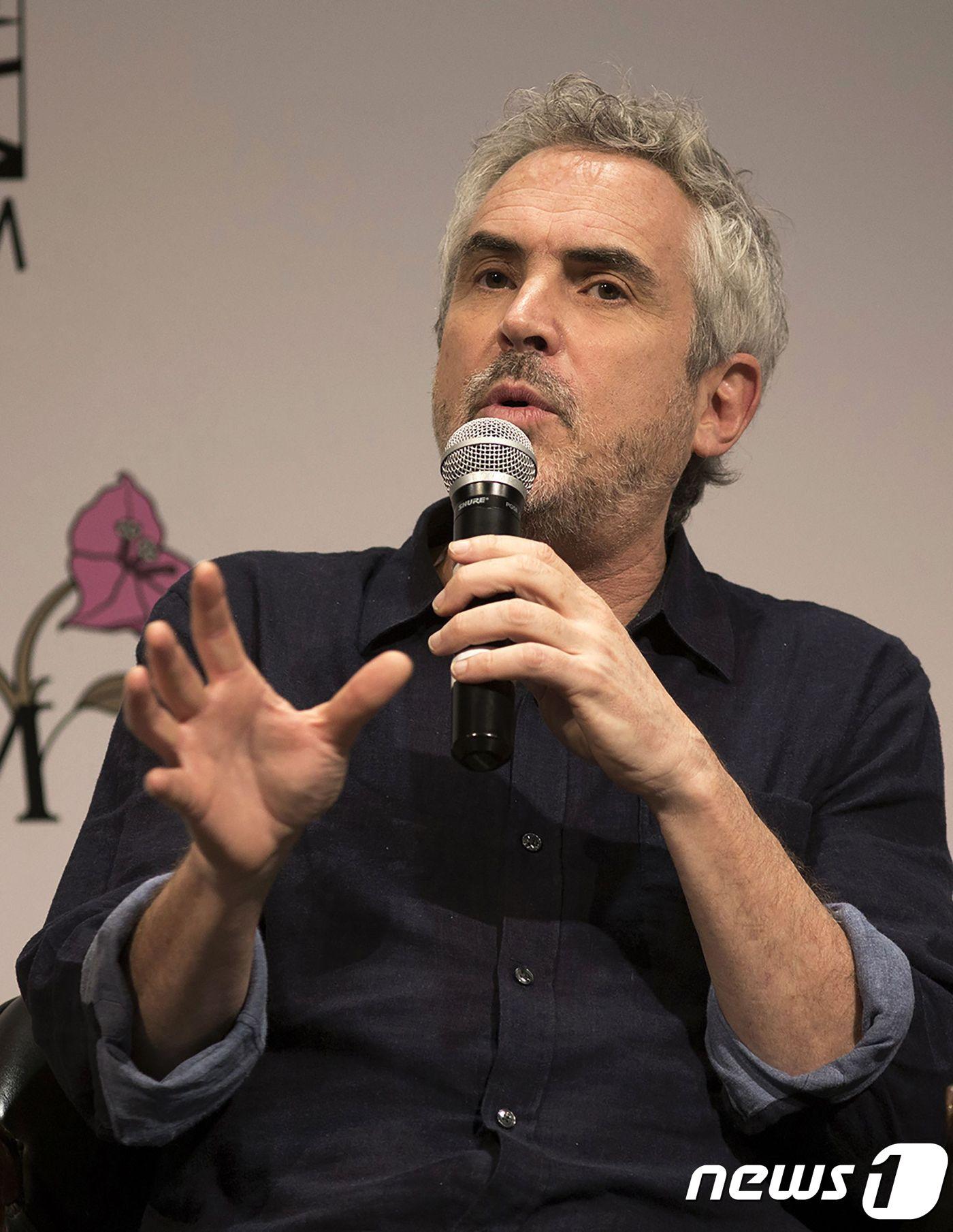 본문 이미지 - Mexican film director Alfonso Cuaron speaks during a press conference in the framework of the 2018 Morelia International Film Festival, in Morelia, Michoacan State, Mexico, on October 24, 2018. (Photo by ENRIQUE CASTRO / AFP) ⓒ AFP=뉴스1