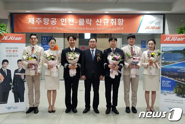 본문 이미지 - 지난 22일 인천국제공항에서 열린 인천~필리핀 클락 노선 신규취항식에서 제주항공 이상훈제주항공 인천지점장(왼쪽 4번째) 등 관계자들이기념 촬영을 하고 있다. (제주항공 제공)ⓒ News1