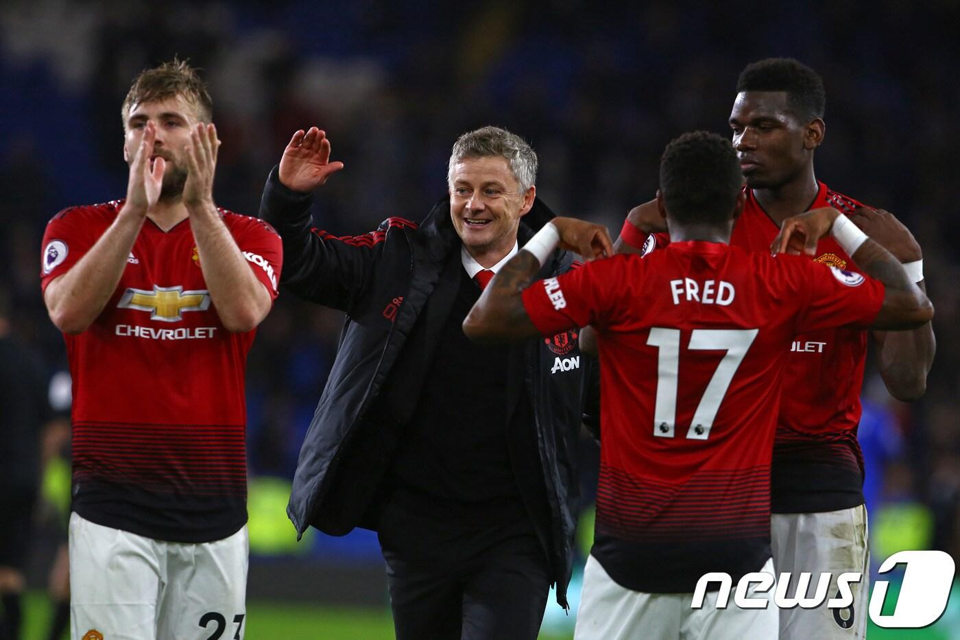 올레 군나르 솔샤르 맨체스터 유나이티드 감독(가운데)이 지난해 12월 영국 카디프의 카디프 시티 스타디움에서 열린 2018-19 잉글랜드 프리미어리그 18라운드 카디프시티와의 원정경기에서 승리한 뒤 선수들과 기뻐하고 있다. ⓒ AFP=News1