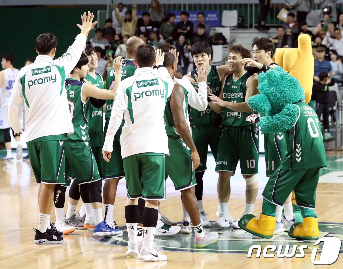 본문 이미지 - 25일 강원 원주종합체육관에서 열린 2018-2019 SKT 5GX KBL 프로농구 원주DB프로미와 전주KCC이지스 경기에서 원주DB 선수들이 승리를 자축하고 있다. 이날 원주DB는 전주KCC를 82-81로 꺾었다. 2018.12.25/뉴스1 ⓒ News1 박하림 기자