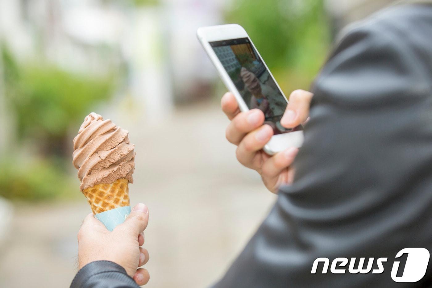 본문 이미지 - 우리나라 여행객이 해외여행 시 비용을 가장 쓰고 싶은 분야로 '식사'를 꼽았다.