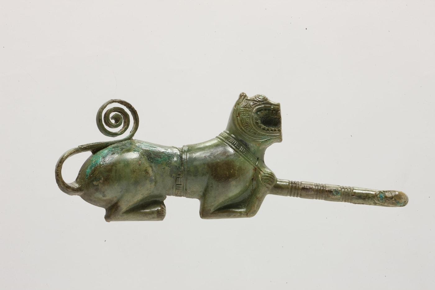 본문 이미지 - 경산 신대리 1호 목관묘 출토 청동호랑이모양 띠고리.(문화재청 제공)