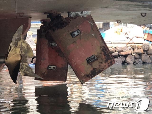본문 이미지 - 블루레이1호(119톤) 선미 좌현 조타실이 파손돼 있는 모습. (서귀포해양경찰서 제공) 2018.12.26/뉴스1 ⓒ News1