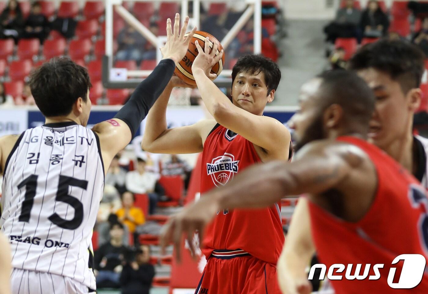 26일 울산 동천체육관에서 열린 2018-2019 SKT 5GX 프로농구 울산 현대모비스와 창원 LG의 경기에서 모비스 함지훈이 패스할 공간을 찾고 있다. 2018.12.26/뉴스1 ⓒ News1 조민주 기자