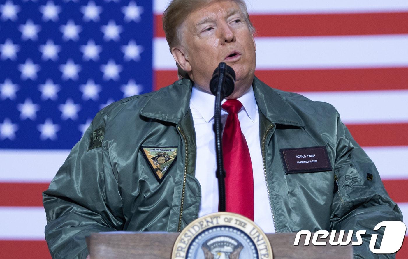 본문 이미지 - 26일(현지시간) 이라크 미군 부대를 방문한 도널드 트럼프 미국 대통령. ⓒ AFP=뉴스1