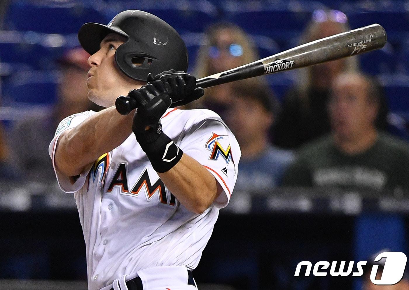 본문 이미지 - 마이애미 말린스 J.T. 리얼무토가 필라델피아 필리스로 트레이드 된다. ⓒ AFP=News1