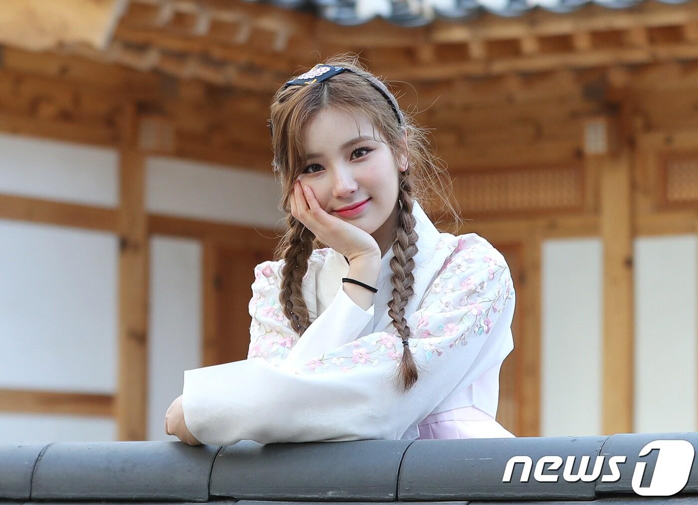본문 이미지 - 걸그룹 엘리스 소희가 뉴스1과의 인터뷰에서 새해를 맞아 한복을 곱게 차려입고 포즈를 취하고 있다. /뉴스1 ⓒ News1 구윤성 기자