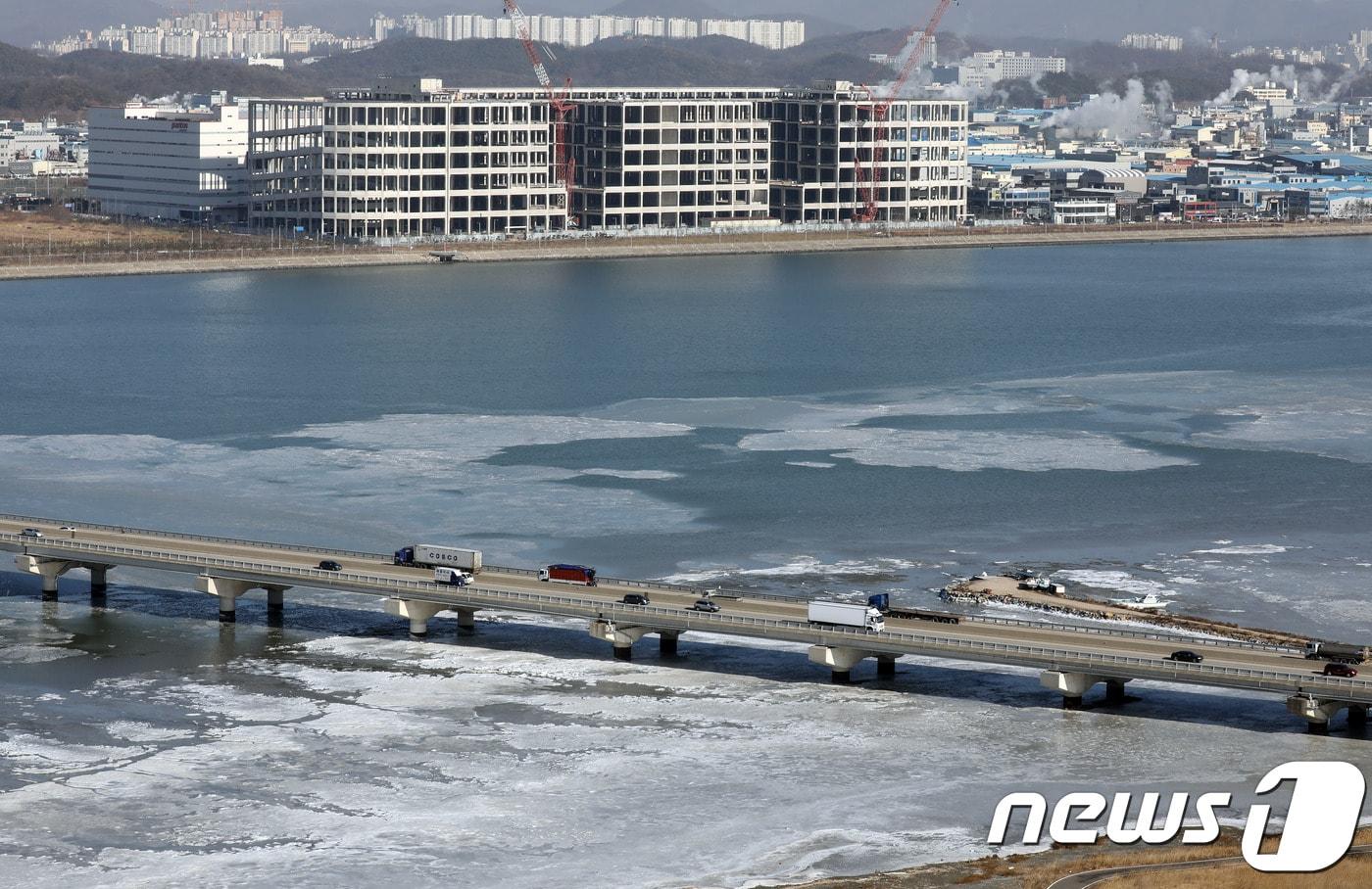 본문 이미지 - 서울 영하 14도 등 세밑 한파가 몰아친 28일 오후 경기도 화성시 시화호 곳곳이 얼어 있다. 2018.12.28 ⓒ 뉴스1 이재명 기자