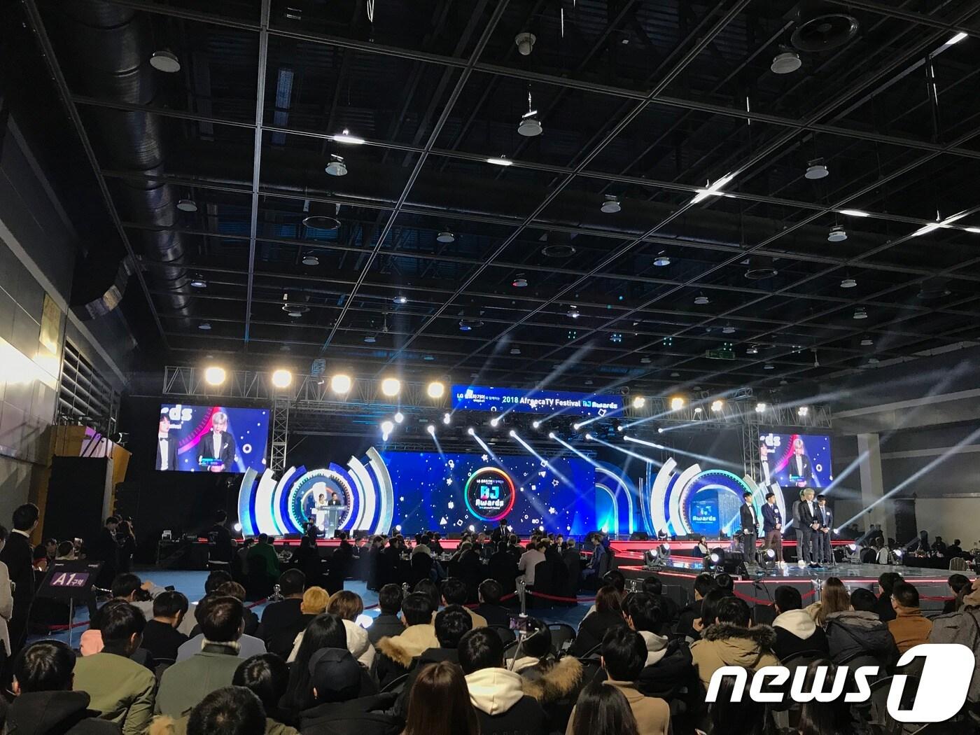 본문 이미지 - 28일 오후 서울 서초구 aT센터에서 아프리카TV 주최로 'BJ 어워드' 행사가 진행되고 있다. ⓒ News1