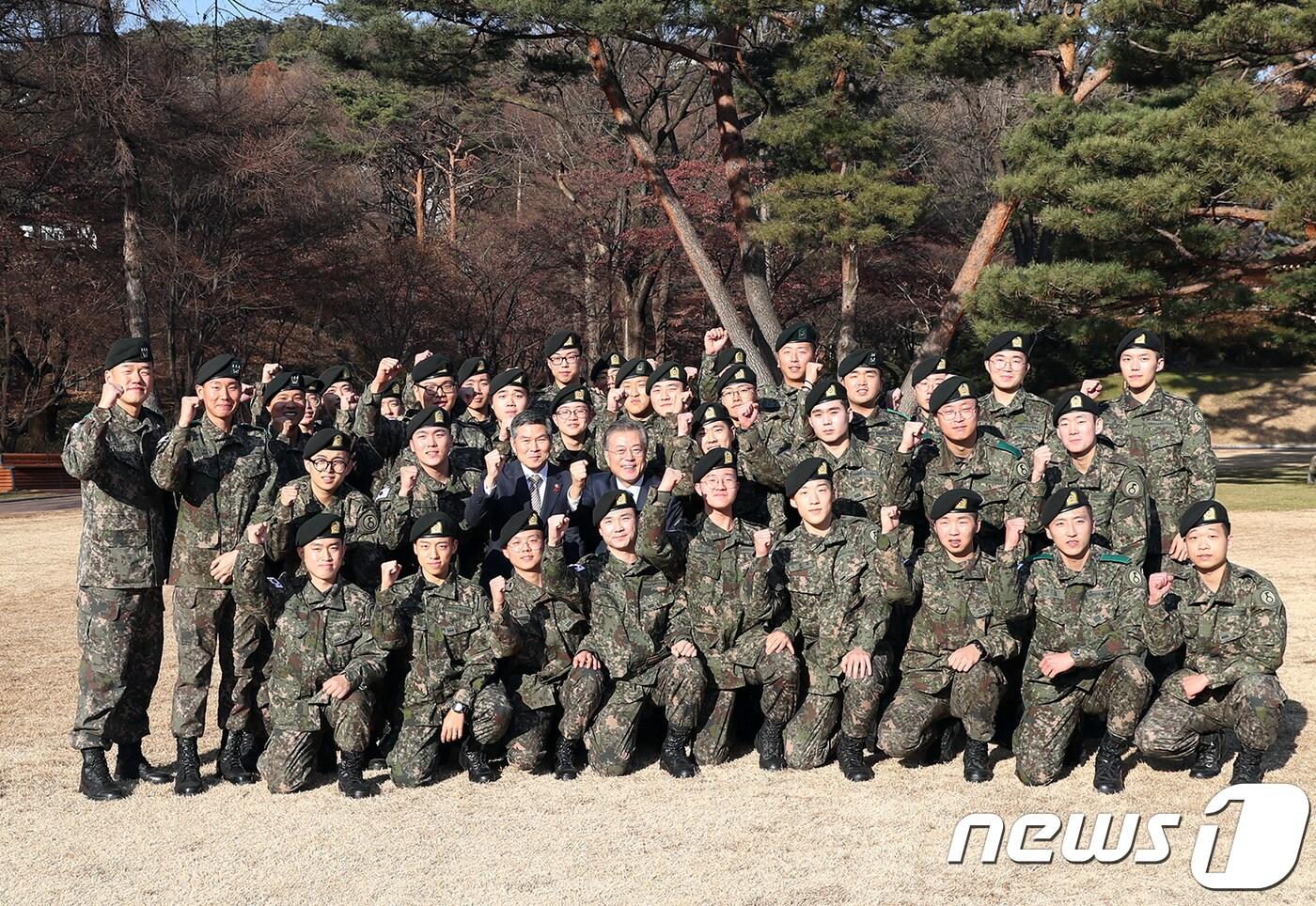 문재인 대통령이 지난 19일 오후 청와대 녹지원에서 남북 공동 유해발굴지역 지뢰 제거 및 도로 개설 작전을 수행한 화살머리고지 장병들을 격려한 뒤 기념촬영을 하고 있다. (청와대 제공) 2018.12.28/뉴스1