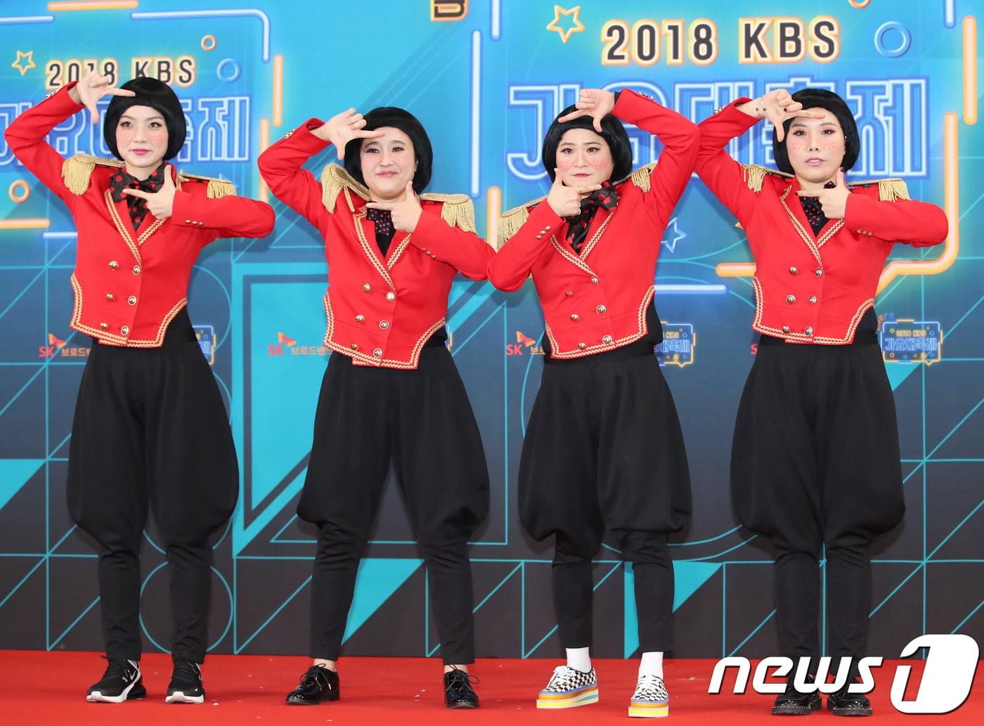 본문 이미지 - 셀럽파이브가 28일 오후 서울 영등포구 여의도동 KBS 신관 웨딩홀에서 열린 '2018 KBS 가요대축제’ 레드카펫 행사에 참석하고 있다. 2018.12.28/뉴스1 ⓒ News1 권현진 기자