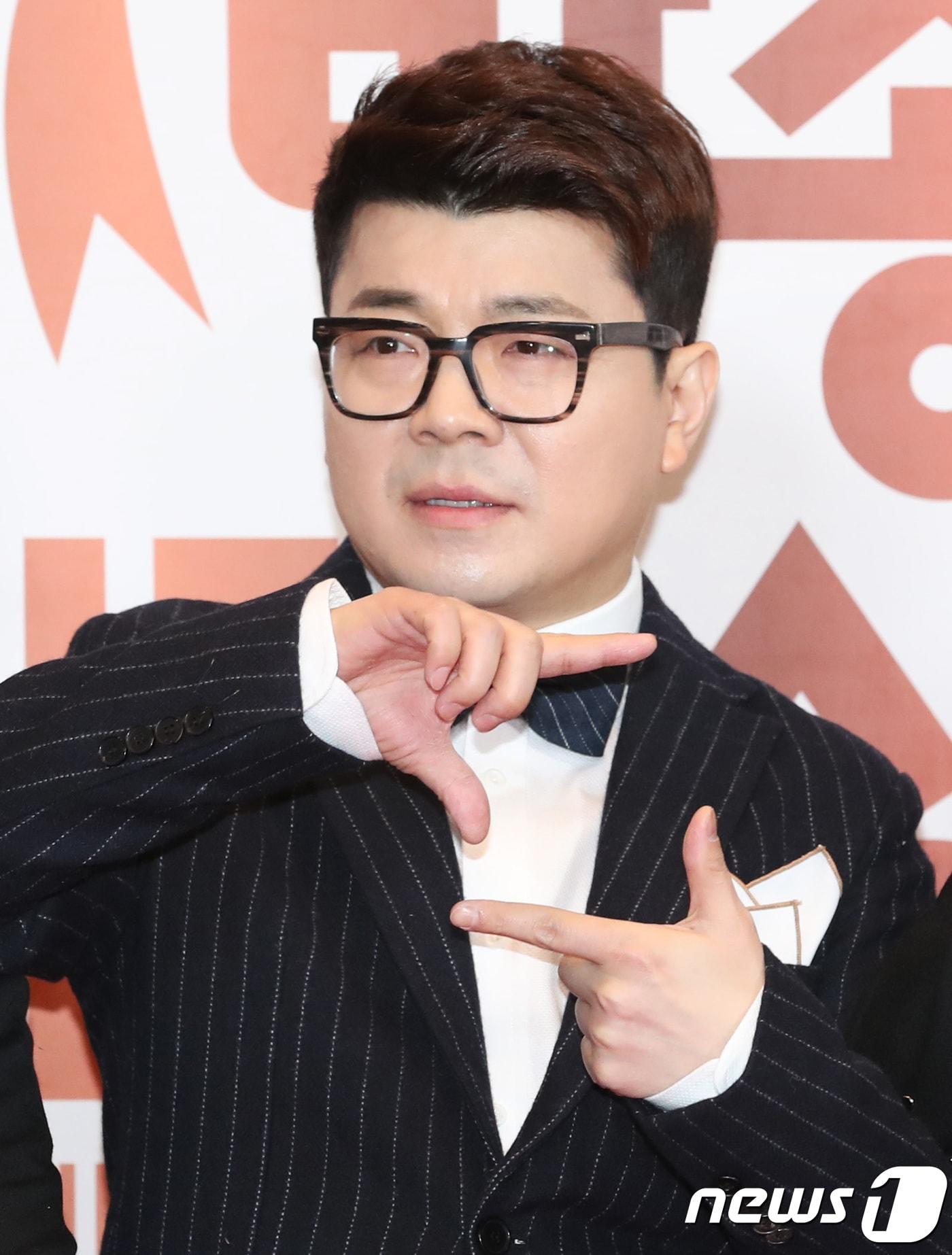 본문 이미지 - 최욱이 29일 오후 서울 마포구 상암동 MBC 미디어센터 공개홀에서 열린 ‘2018 MBC 방송연예대상’ 레드카펫 행사에 참석해 포즈를 취하고 있다. 2018.12.29 ⓒ 뉴스1 권현진 기자