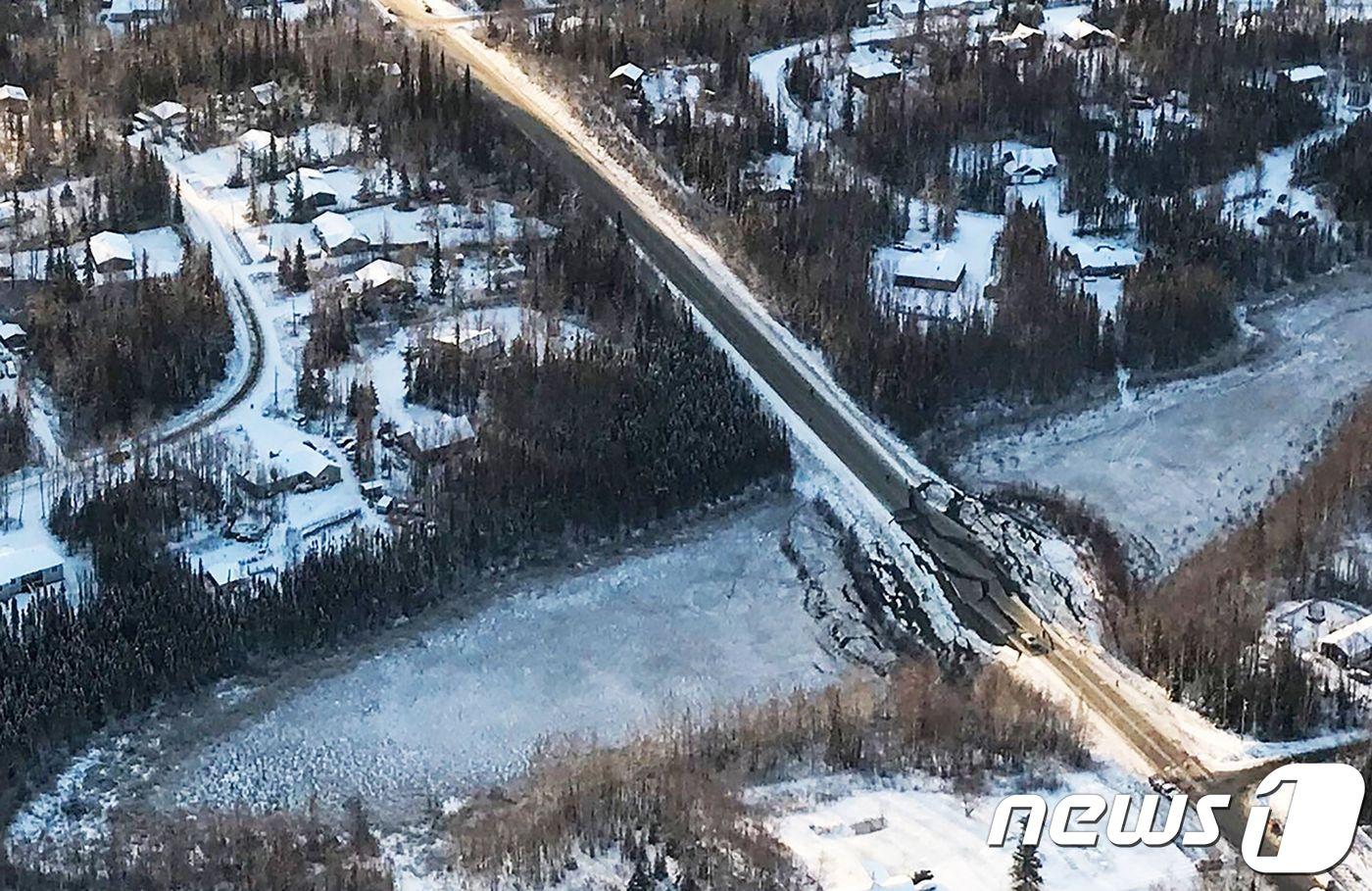 본문 이미지 - 지난 30일(현지시간) 미국 알래스카주 앵커리지에서 발생한 규모 7.0의 강진으로 도로가 갈라진 모습. ⓒ AFP=뉴스1