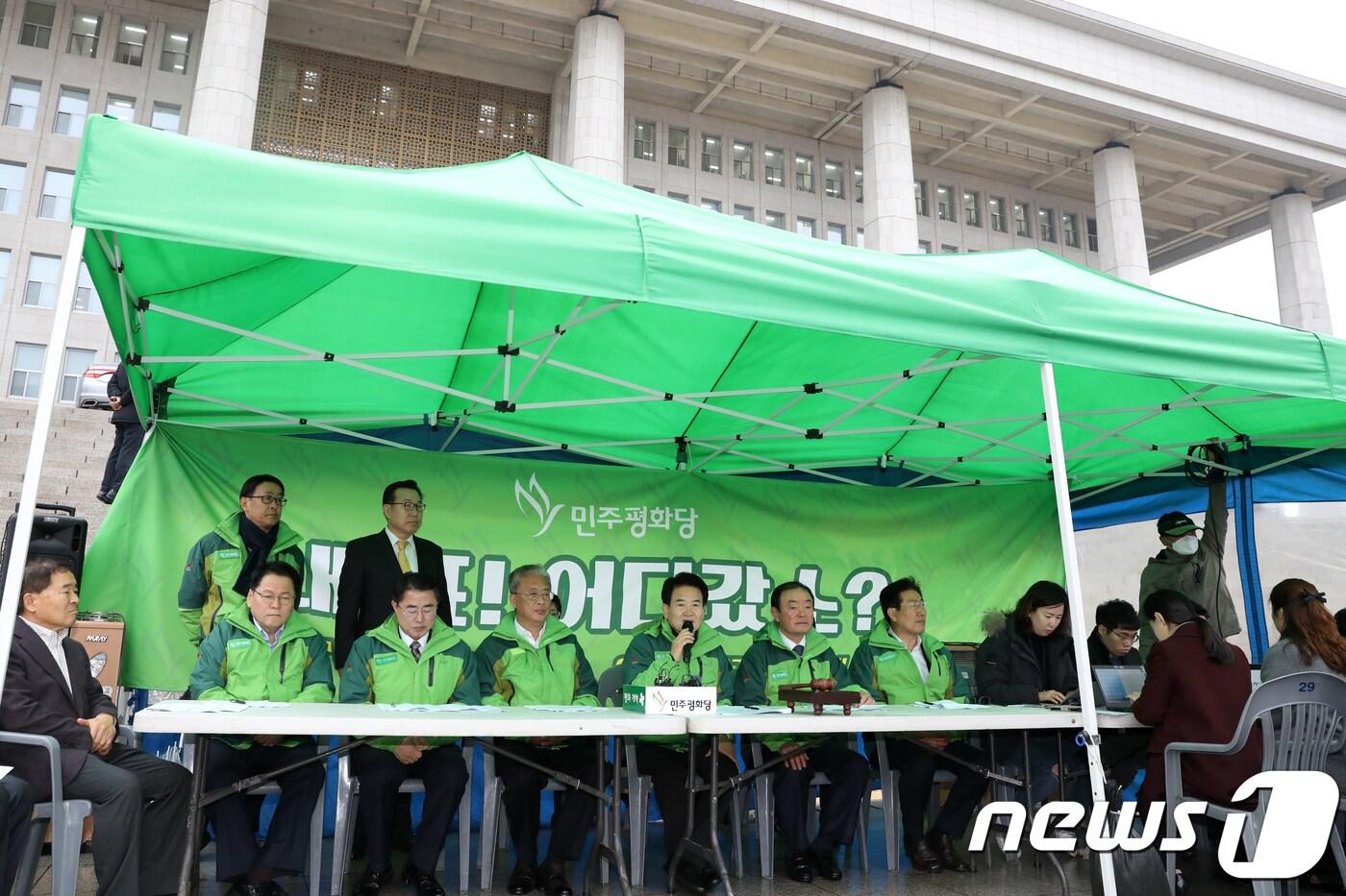 본문 이미지 - 정동영 민주평화당 대표가 지난 3일 서울 여의도 국회 본관 앞에 설치한 천막당사에서 열린 최고위원회의에서 연동형 비례대표제 도입을 촉구하고 있다. 2018.12.3/뉴스1 ⓒ News1 민경석 기자