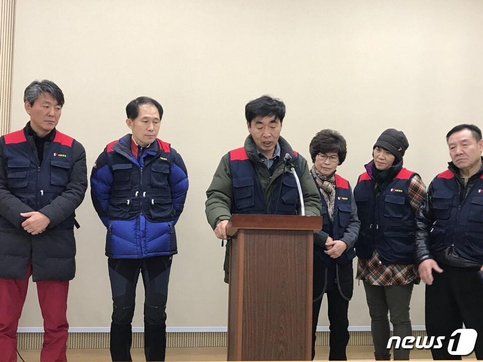 본문 이미지 - 전국셔틀버스노조 충북본부추진위는 3일 청주시청 브리핑룸에서 기자회견을 열어 청주시에 유상운송 허가 신청을 받아달라고 요구했다. ⓒ News1