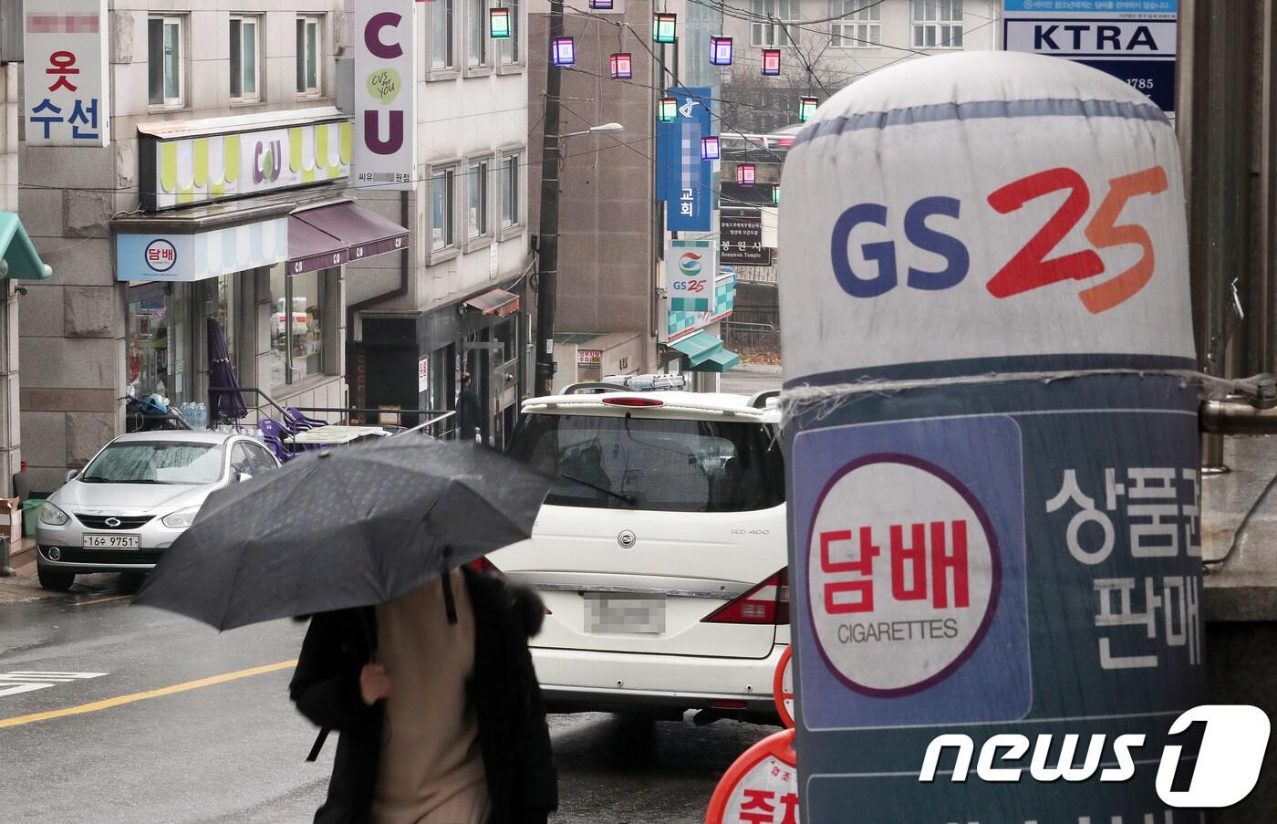 본문 이미지 - 편의점 출점을 제한하는 업계의 자율규약이 18년 만에 부활한다.  앞으로는 타 브랜드 편의점 위치도 고려해야 하는 자율규약에 따라 출점이 상당히 제한될 것으로 보인다. 2018.12.3/뉴스1 ⓒ News1 이재명 기자