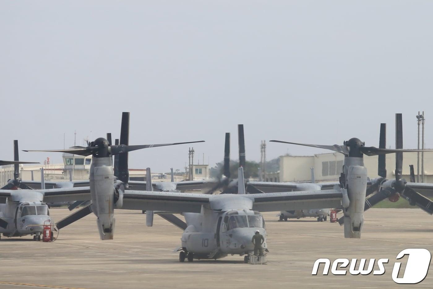 지난달 29일 일본 오키나와의 후텐마 해병대 항공기지 활주로에 수직이착륙 전투수송헬기인 '오스프리'가 정비를 위해 세워져 있다. 2018.12.3/뉴스1 ⓒ News1 성도현 기자