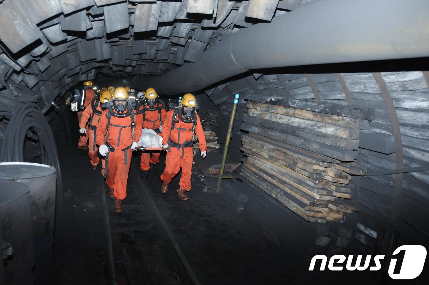 본문 이미지 - 대한석탄공사 도계광업소 유관기관 합동 광산구호훈련 ⓒ News1 박하림 기자