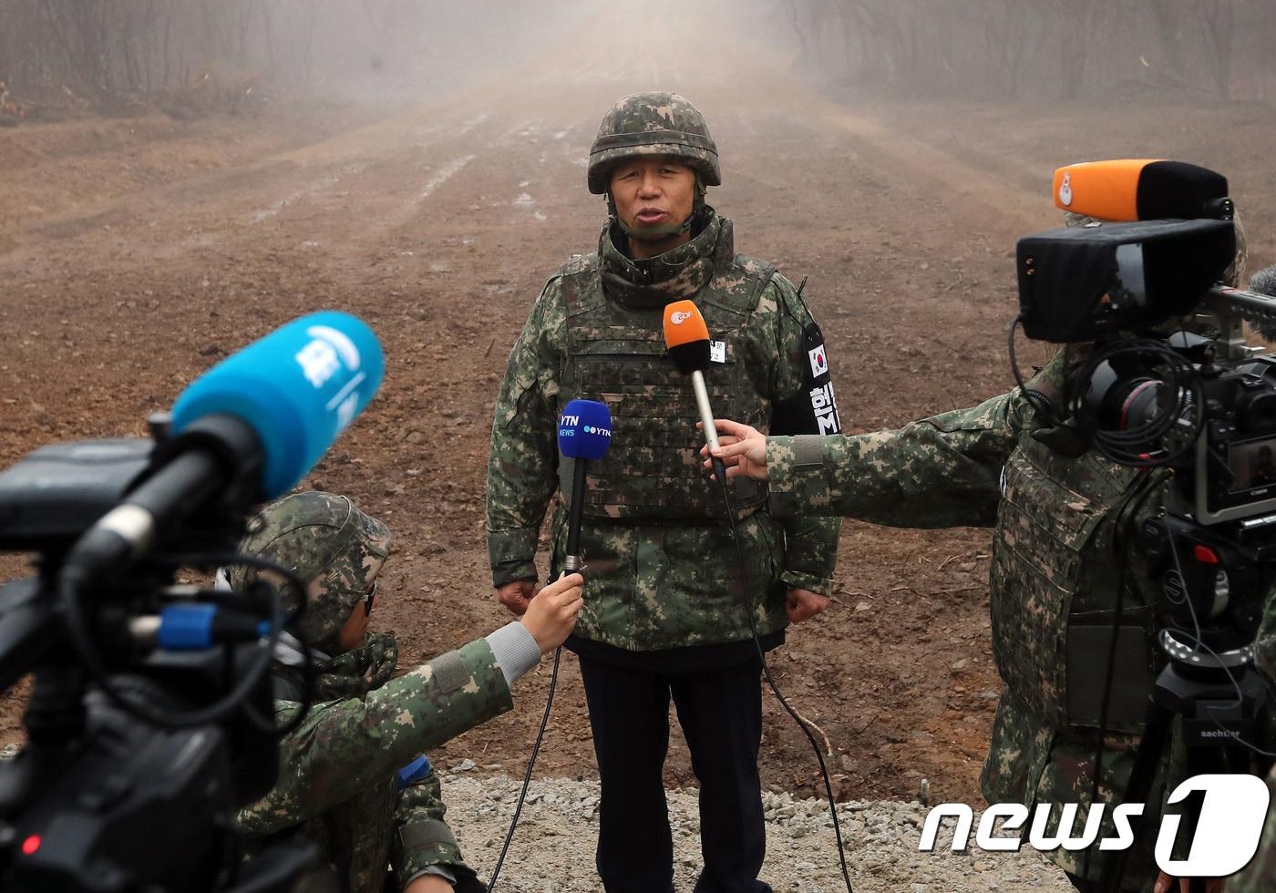 본문 이미지 - 최문순 강원도지사가 3일 강원 철원군 화살머리고지 남북도로연결 현장에서 전 세계 주요 외신 기자를 초청해 인터뷰를 하고 있다. 이날 최 지사는 “올림픽을 계기로 남북이 이제는 대화와 평화 무드로 가고 있다”고 설명했다. (강원도 제공) 2018.12.3/뉴스1 ⓒ News1