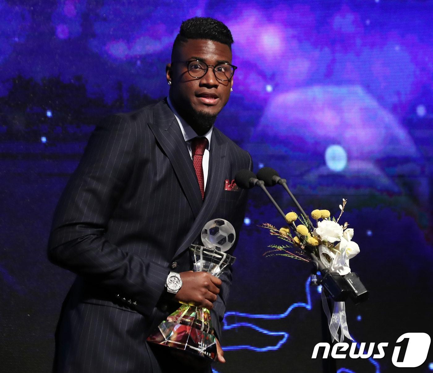 본문 이미지 - 경남 말컹이 3일 오후 서울 서대문구 그랜드 힐튼 서울에서 열린 '2018 프로축구 KEB하나은행 K리그 대상 시상식'에서 K리그1 최다득점상 수상한 후 소감을 밝히고 있다. 말컹은 K리그1에서 26골을 기록했다. 2018.12.3/뉴스1 ⓒ News1 황기선 기자