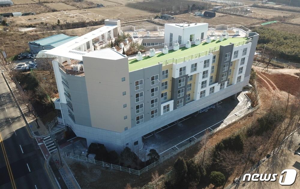 본문 이미지 - 청년·신혼부부 등의 주거난 해소를 위해 추진 중인 경기행복주택 1만호 건립사업이 2026년 완료 목표로 막바지 속도를 내고 있는 것으로 나타났다.. 사진은 수원 영통 경기행복주택(경기도 제공) ⓒ News1 진현권 기자