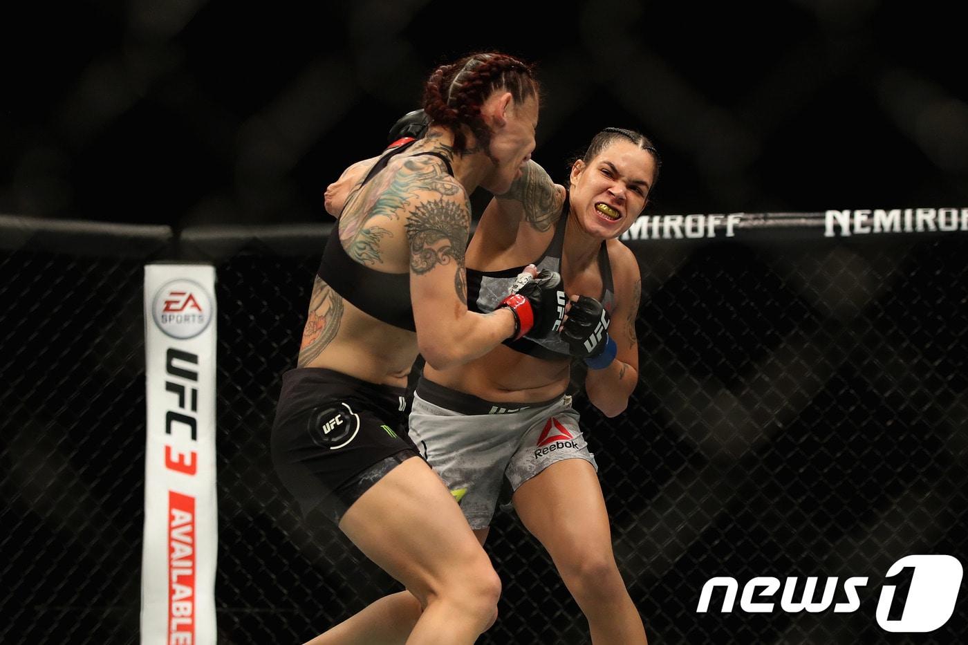 본문 이미지 - 30일(한국시간) 미국 캘리포니아주 로스앤젤레스 더포럼에서 열린 UFC 232 페더급 타이틀전. 아만다 누네스(오른쪽)의 펀치가 크리스 사이보그의 안면에 적중하는 장면. ⓒ AFP=News1