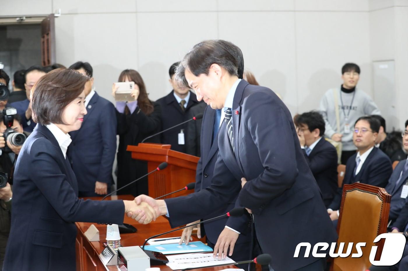 2018년 12월 31일 당시 조국 청와대 민정수석이 서울 여의도 국회에서 열린 운영위원회 전체회의에 출석해 나경원 자유한국당 원내대표와 악수하고 있다. ⓒ News1 DB