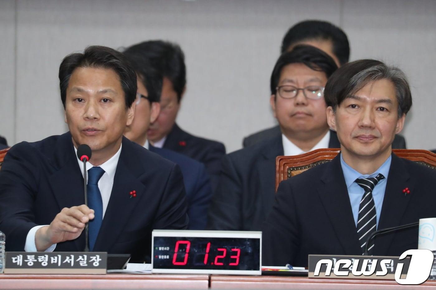 임종석 전 청와대 비서실장(왼쪽)과 조국 전 청와대 민정수석. 2018.12.31/뉴스1 ⓒ News1 김명섭 기자