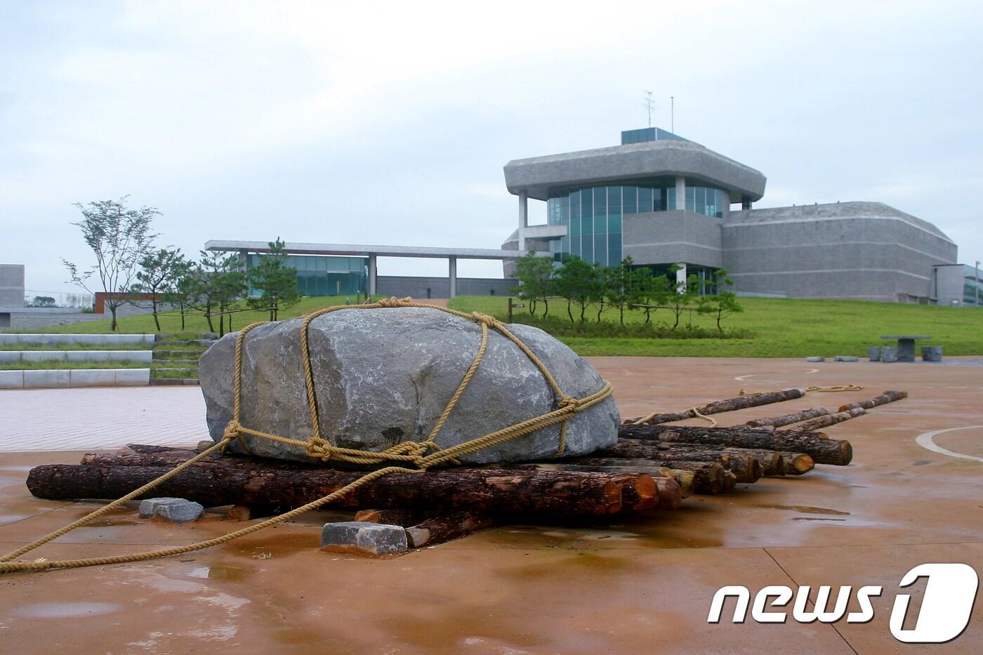 본문 이미지 - 전북 고창고인돌박물관과 고인돌. ⓒ News1